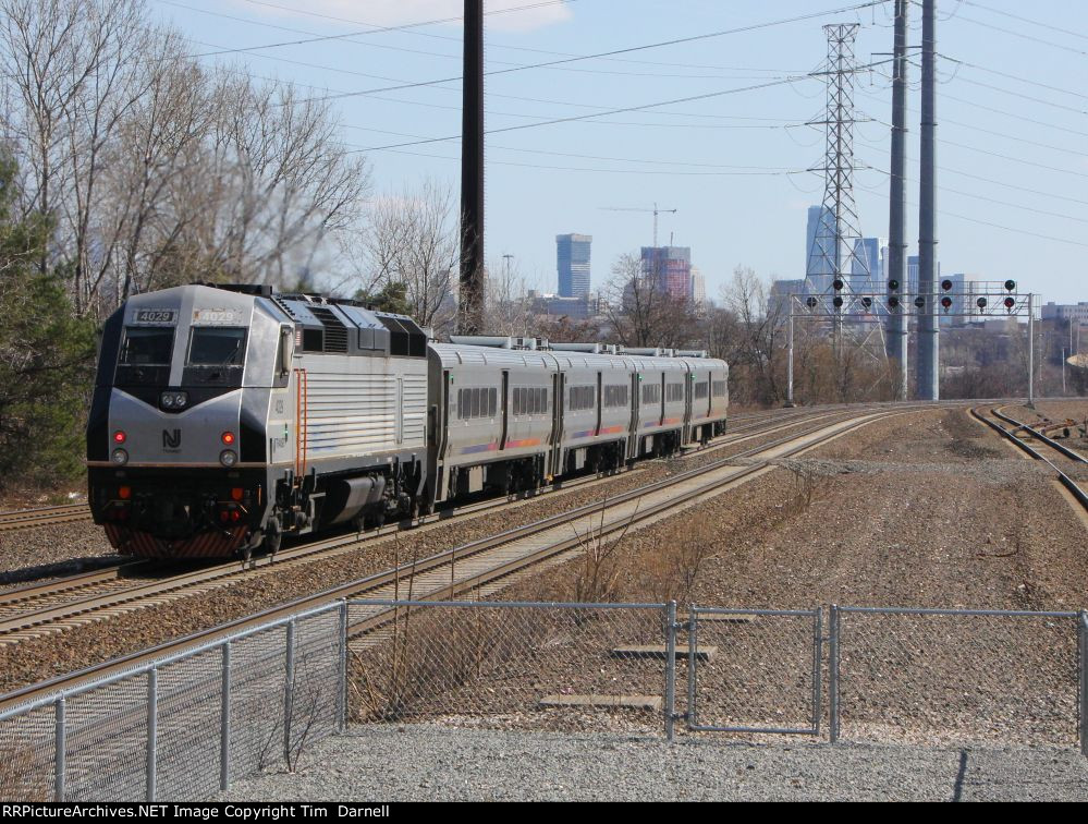 NJT 4029 shoves east